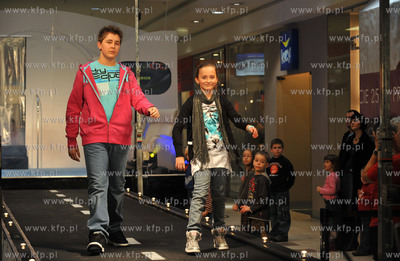 Pokaz mody dziecięcej w centrum handlowym Galeria...