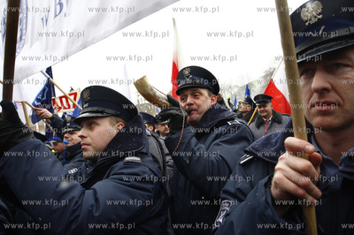 Gdansk. Pikieta przed Urzedem Wojewodzkim sluzb mundurowych...