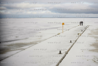 Puck. Zamarznieta Zatoka Pucka. 14.01.2010 fot. Krzysztof...