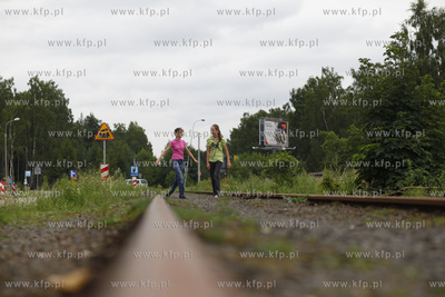 Dziewczynki na torach przy ul. Radarowej w Gdansku.
27.07.2011
fot....