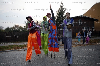 Gdansk Letnica. Parada szczudlarzy, ktora miala na...