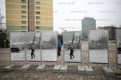 Gdansk. Plac Solidarnosci. Wystawa poswiecona wydarzeniom...
