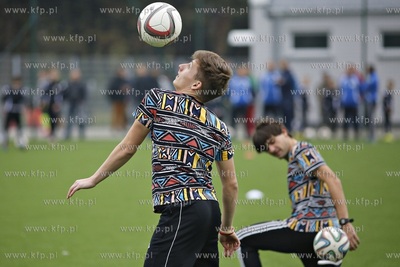 Gdansk Zaspa. Pilkarski turniej dzikich druzyn Do przerwy...