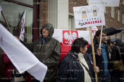 Urzad Wojewódzki w Gdańsku. Protest środowisk nauczycielskich...