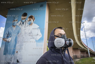 Na jednym z przęseł estakady nad ulicą Siennicką...