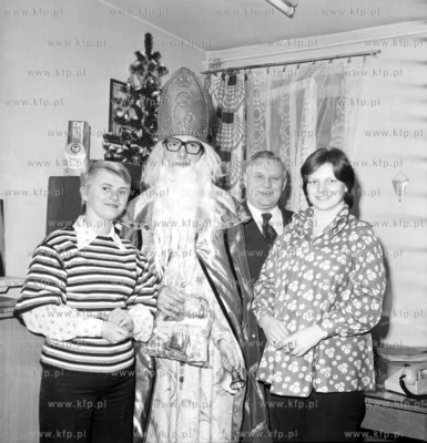 Swiety Mikolaj z pracownikami delikatesow "Starogdanskich"...