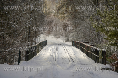 Zima na Kaszubach. Most kratownicowy z końca XIX w....