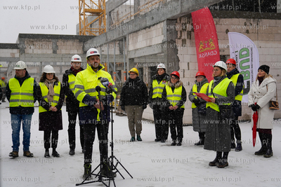 Piecki - Migowo. Zawieszenie wiechy na budowanej szkole...