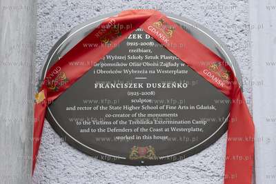 Odsłonięcie tablicy poświęconejrzeźbiarzowi  prof....