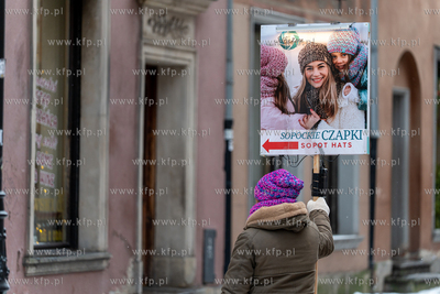 Zima w Gdańsku. Reklama salonu z czapkami ul. Długiej....