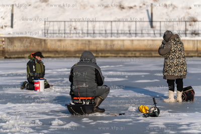 Zima. Łowienie na lodzie przy przystani Żabi Kruk...