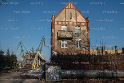 Gdańsk. Kładka przy przystanku SKM Gdańsk Stocznia....