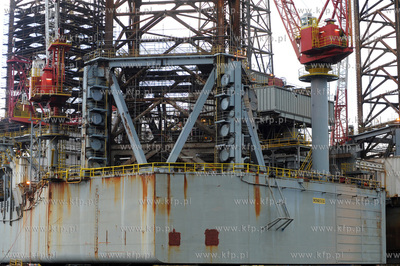 Samopodnosna platforma wiertnicza ENSCO100 przechodzi...