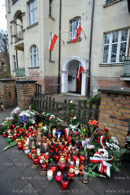 Zaloba narodowa po katastrofie prezydenckiego samolotu...