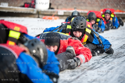 Marina w Gdansku. Cwiczenia ratownikow wopr oraz strazakow...