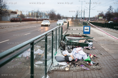 Gdansk.Zniszcona przez samochod osobowy wiata na przystanku...