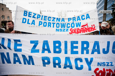 Gdansk. Protest pracownikow Portowej Strazy Pozarnej...