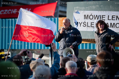 Gdansk. Happening przed Brama Historyczna nr 2 Stoczni...