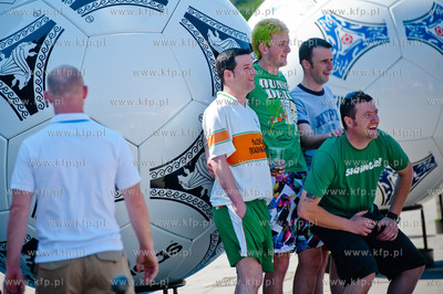 Gdansk. Ogromne pilki rozstawione na Targu Weglowym...