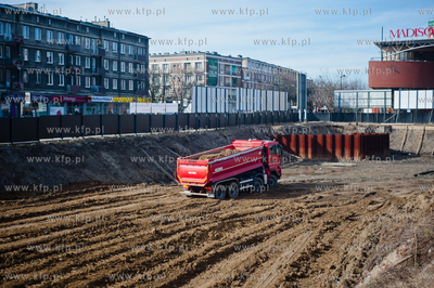 Gdansk. Zasypywanie wielkiej dziury znajdujacej sie...