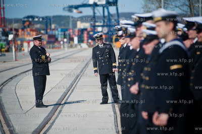 Gdynia. Oksywie. Port Marynarki Wojennej. Powrot niszczyciela...