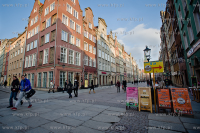 Gdansk. Ul. Dluga. Ustawione na ulicy reklamy punktow...