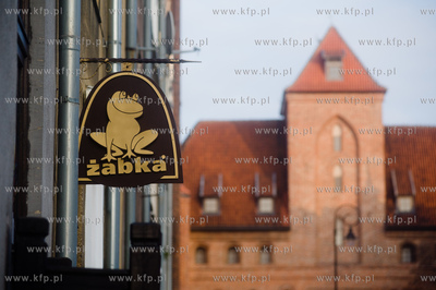 Gdansk. Ul. Szeroka. Fasada i szyld reklamowy sklepu...