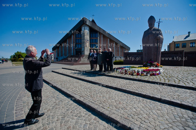 Gdansk. Delegacja Prawa i Sprawiedliwosci sklada kwiaty...