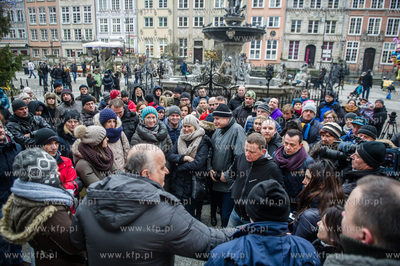 Gdansk. Dlugi Targ. Protest mieszkancow Gdanska, ktorzy...