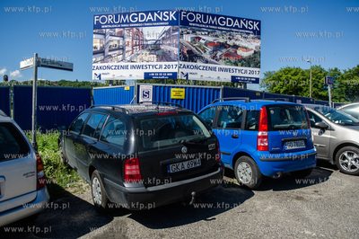 Gdansk. Auta zaparkowane przy ulicy Okopowej w sasiedztwie...