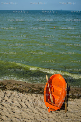 Gdańsk. Czerwona flaga na kąpielisku miejskim w Brzeźnie,...
