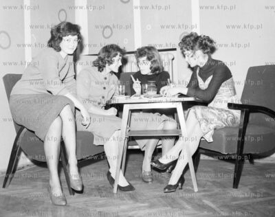 Babskie ploteczki przy kawiarnianym stoliku. 1960 00004465z...