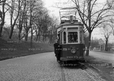 Tramwaj lini 6 jedzie ulicą Jedności Robotnczej w...