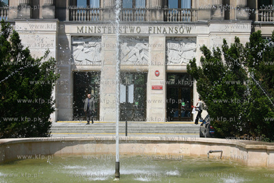 Wejscie do gmachu Ministerstwa Finansow przy ul Swietokrzskiej...