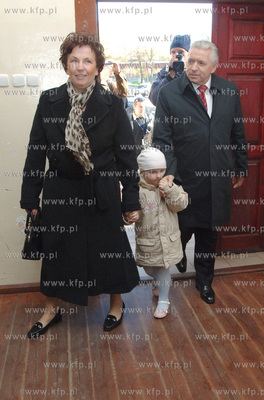 Przewodniczacy Samoobrony Andrzej Lepper glosowal wraz...