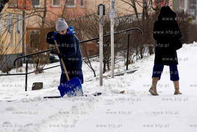 Gdynia. ul. Morska. Odsniezanie chodnika.
15.02.2008
fot....