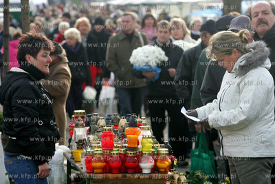 Swieto Zmarlych na szczecinskim cmentarzu centralnym.Jest...