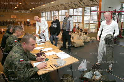 Ostatni pobor kandydatow na zolnierzy w XII dywizji...