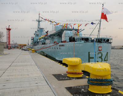 Port Wojenny w Gdyni. Nz. Okret muzeum ORP "Blyskawica"...