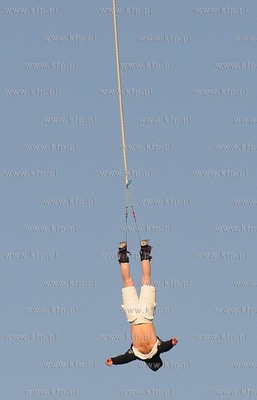 Mlode Miasto w Gdansku. Skoki na bandzi z zurawia Grohmann...