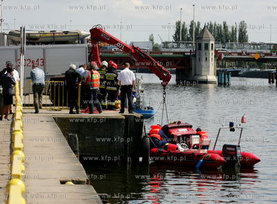 Szczecin. Od wczesnych godzin rannych sluzby ratownicze...