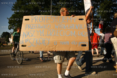 Chwaszczyno. Protest mieszancow Chwaszczyna i okolicznych...