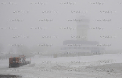 Mgla na zasniezonym lotnisku w Gdansku rebiechowie....