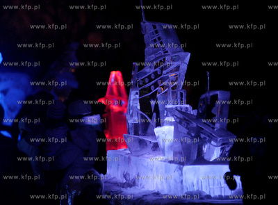 II Festiwal Rzezb Lodowych w Gdyni. Nz. Iluminowana...