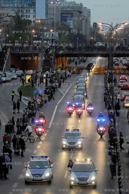 Wraszawa. Kawalkada 34. karawanow przewozacych ciala...