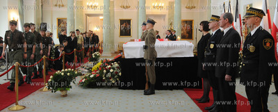 Warszawa. Trwa zaloba narodowa po katastrofie prezydenckiego...