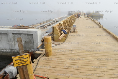 Sopot.  Mgla na budowie mariny na molo. 15.04.2011...