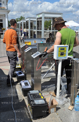 Molo w Sopocie. Montaz bramek elektronicznych, umozliwiajacych...