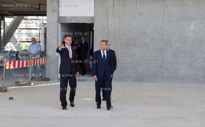 Premier Donald Tusk wizytuje budowe terminala T2 Portu...
