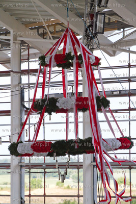 Uroczystosc zawieszenia wiechy nad nowo budowanym terminalem...